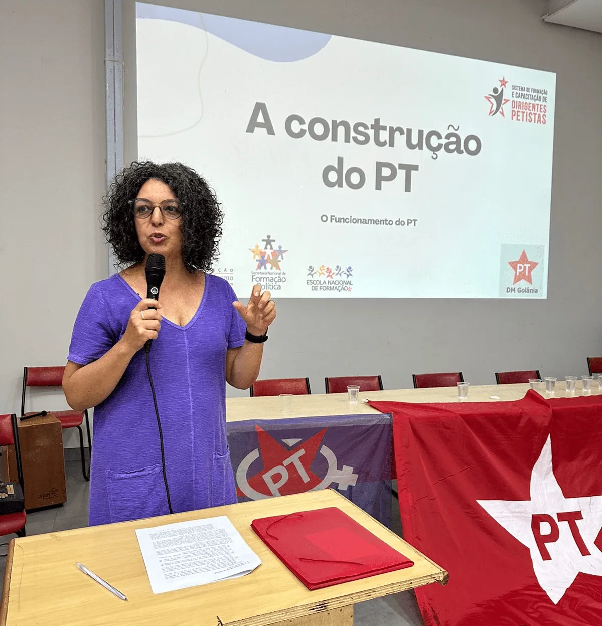 Professora Eliane dando aula sobre a construção do PT